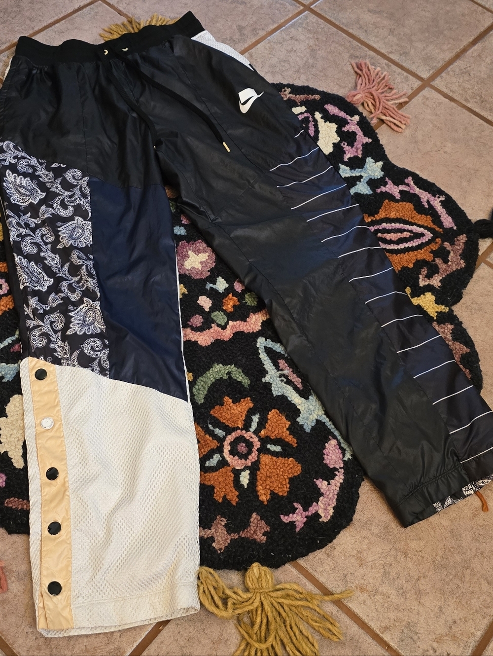 🔥🔥Nike Black Patchwork Bandana-Accent Track Pants🔥🔥 SIZE L WOMENS - Picture 2 of 6